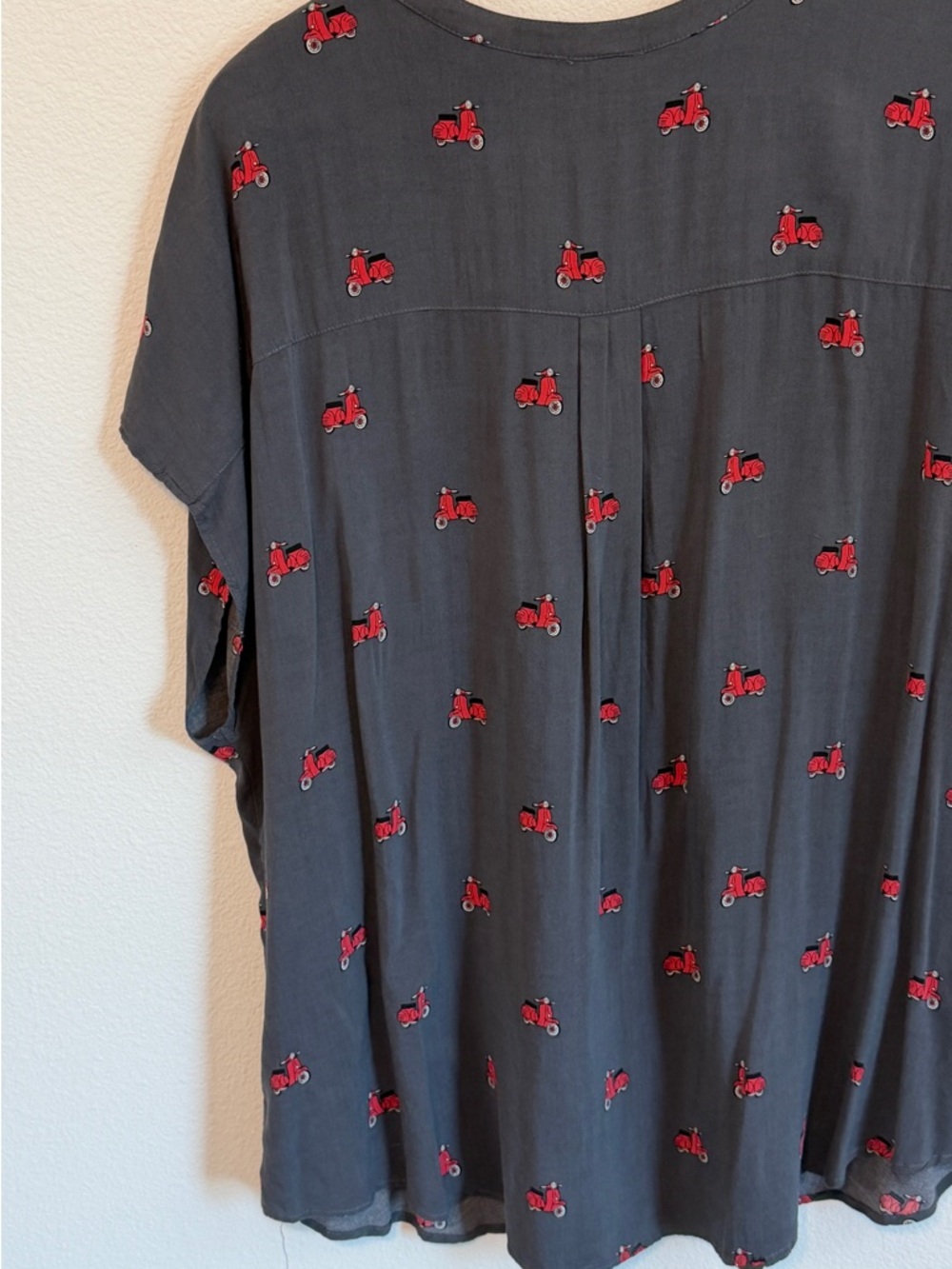 torrid Charcoal Button-Front V-Neck Top with Red Scooter Motif - Picture 10 of 11